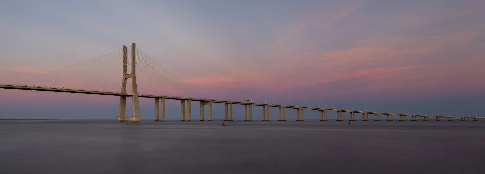 Ponte Vasco da Gama, em Lisboa, ao pôr do sol
