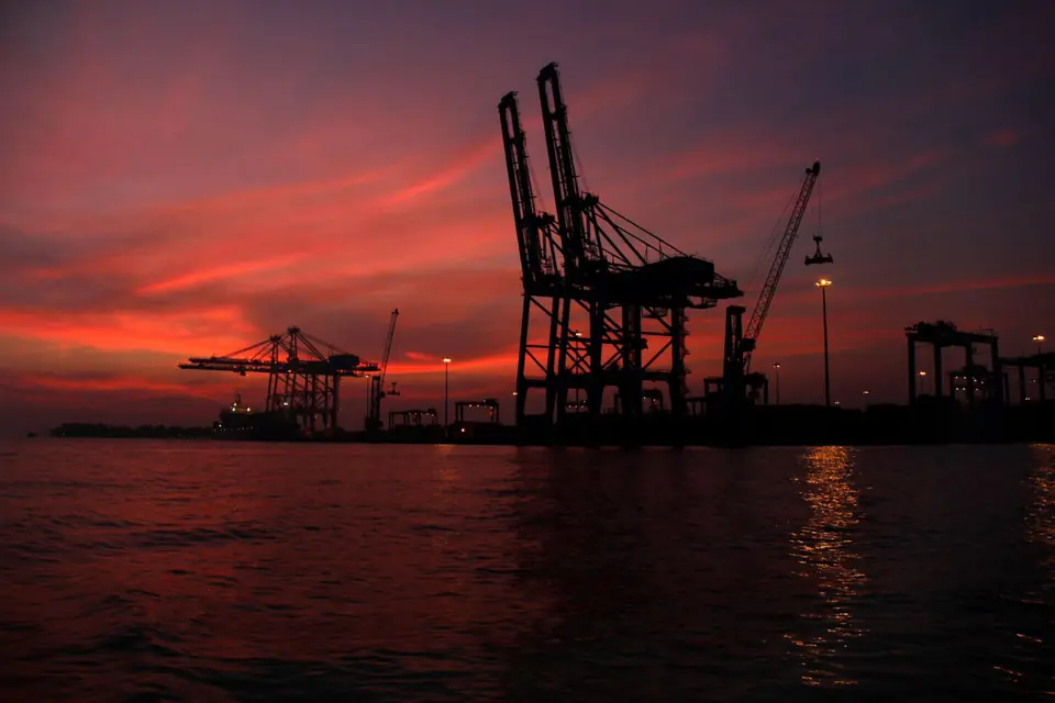 Gruas de um terminal de contentores ao pôr do sol