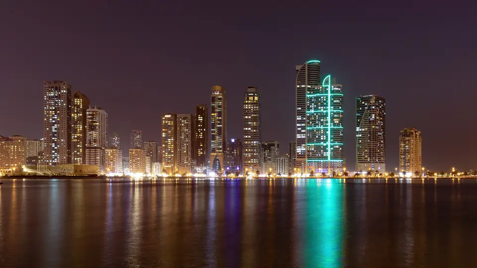 Horizonte de Sharjah à noite