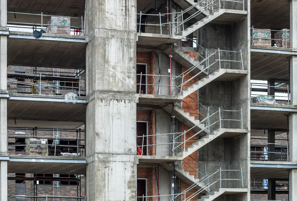 Estrutura de betão de um edifício em construção, com escadas e lajes